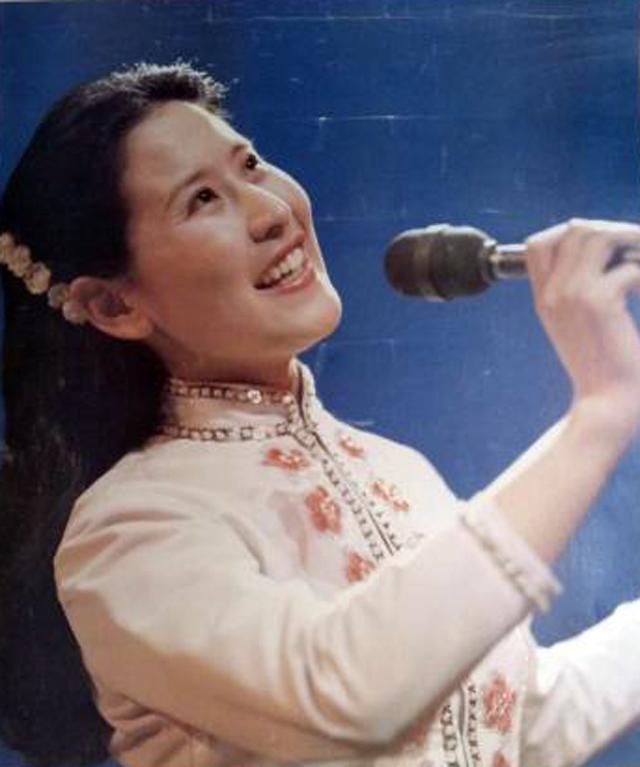 歌唱家远征曝近照 当年歌声似蜜甜 人称小王昆 如今人虽老但风采依旧_