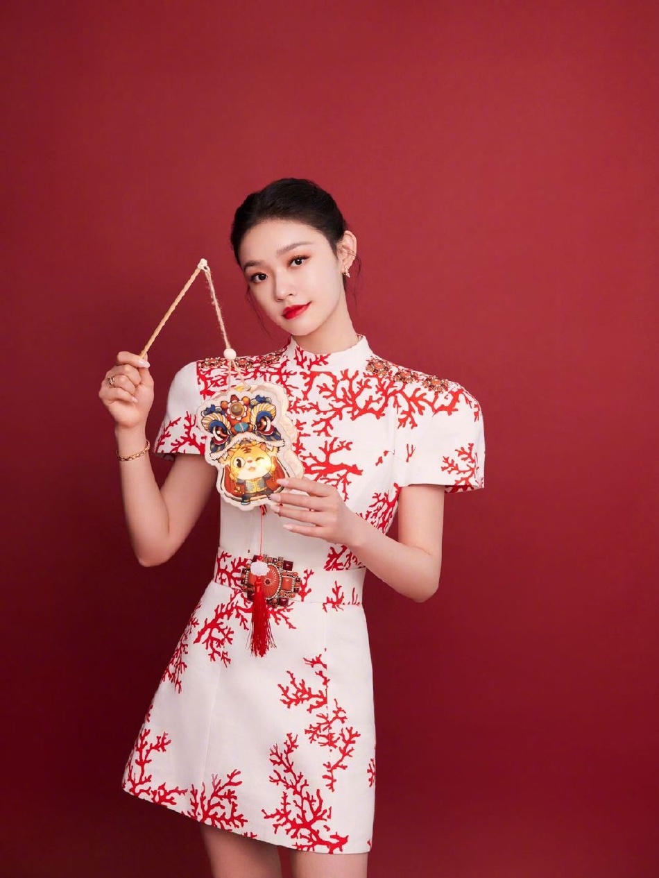 林允写真大片曝光 扎丸子头俏皮可爱|林允|写真大片_新浪新闻