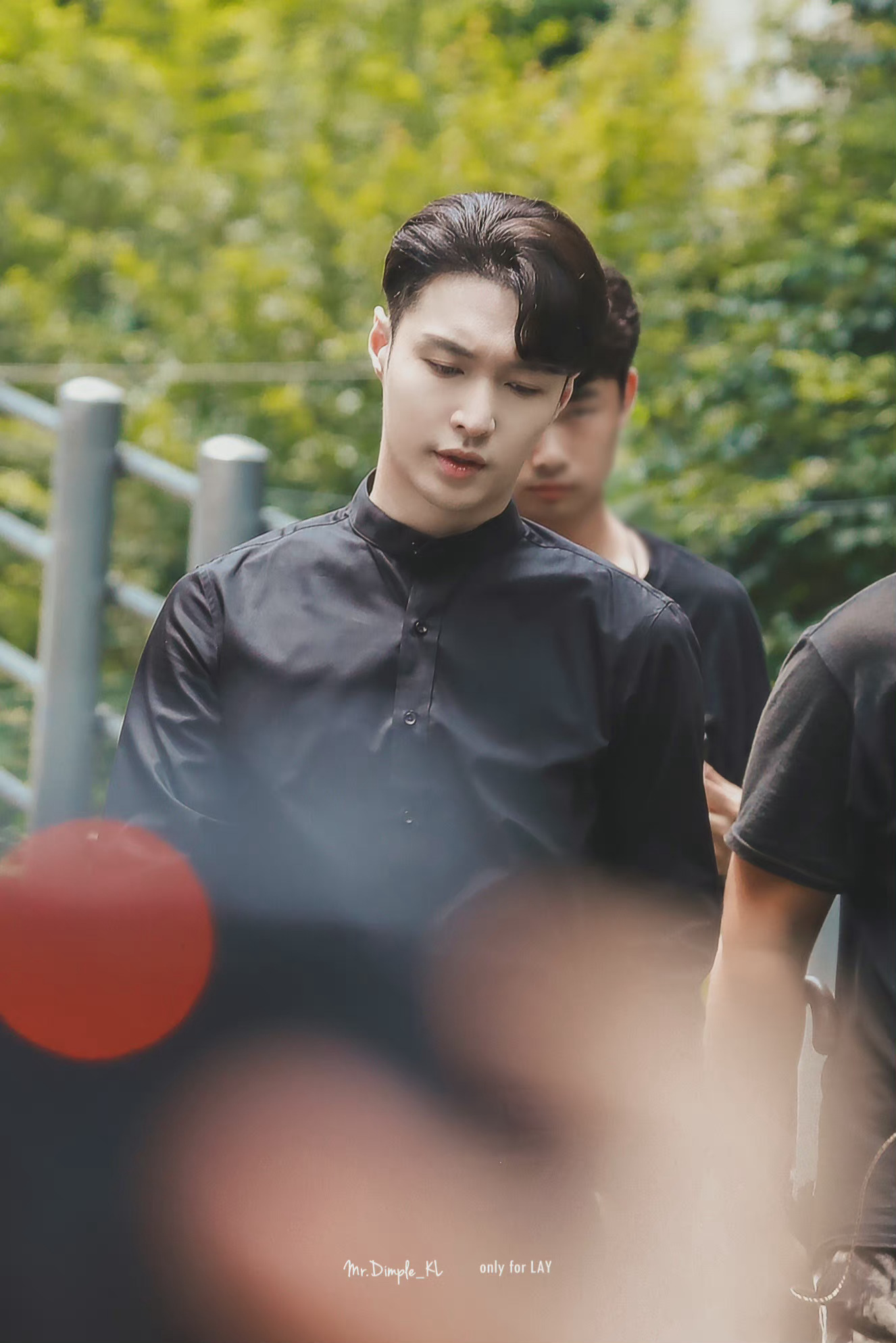 张艺兴相逢时节路透饭拍黑衬衫大长腿