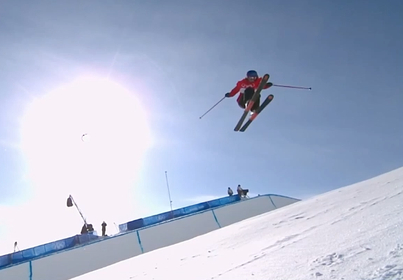 谷爱凌预决赛5跳任何一次成绩都夺金 戴熊猫帽领奖堪称冰墩墩本墩休闲区蓝鸢梦想 - Www.slyday.coM 谷爱凌预决赛5跳任何一次成绩都夺金 戴熊猫帽领奖堪称冰墩墩本墩休闲区蓝鸢梦想 - Www.slyday.coM