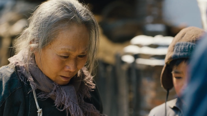 周秉昆受骆士宾之托给郑娟送钱,郑娟不要,但老太太追出去,希望留下这