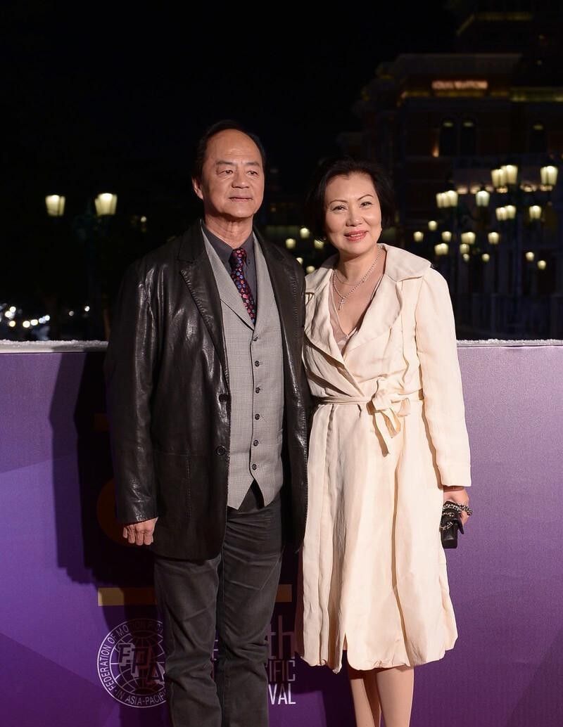 狄龙妻子真优雅,穿米色风衣配裸色内搭,温柔淡雅看着好真实|风衣|服饰