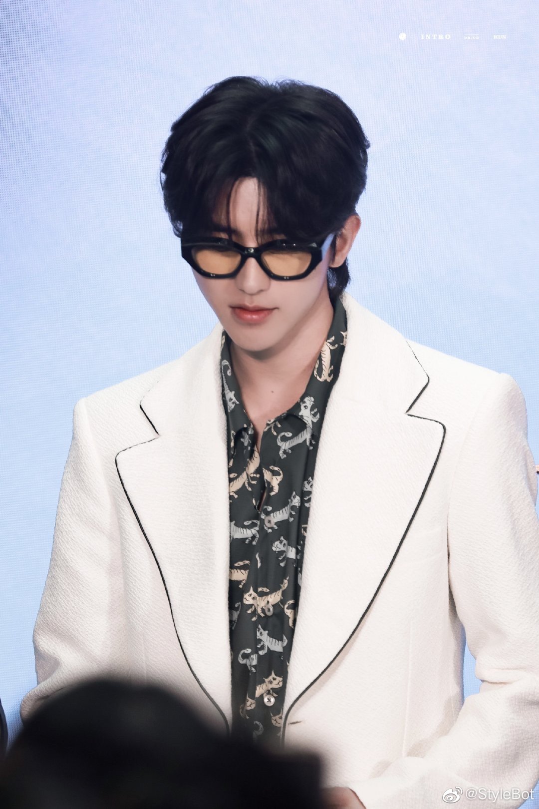 蔡徐坤 | 绅士贵公子look,今日品牌活动身穿白色西服搭配墨镜