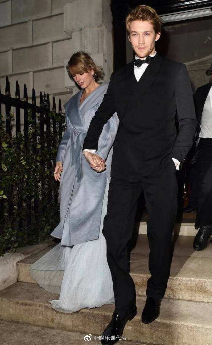 霉霉taylorswift与英国演员joealwyn交往多年据报道
