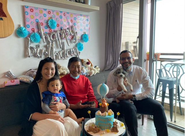 一家三口温馨全家福为儿子庆祝1岁生日|原子鏸|郑佩佩|儿子_新浪新闻