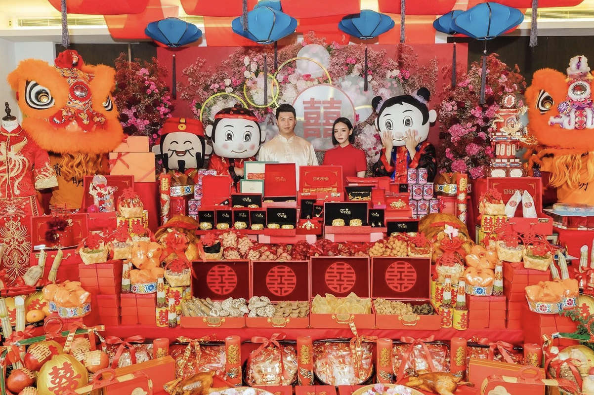 何猷君前女友办豪华过大礼仪式金器彩礼堆满豪宅二婚依旧高调