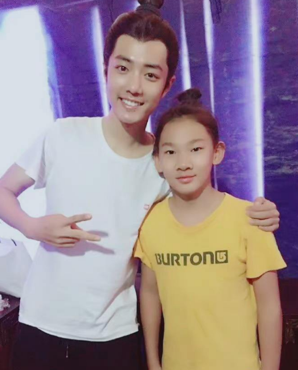 苏翊鸣和教练吃饭坐小孩那桌，今天过生日了，以后就是大人了？休闲区蓝鸢梦想 - Www.slyday.coM