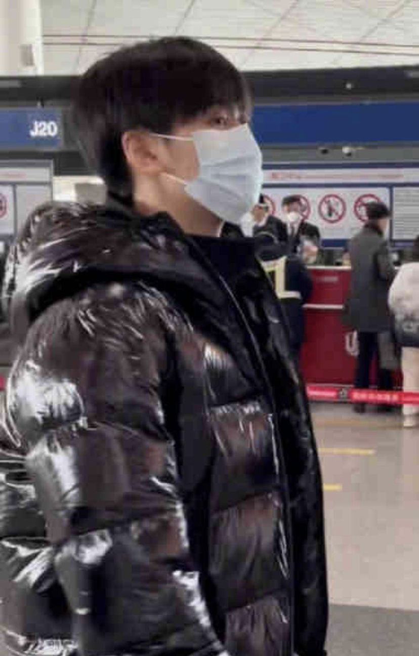 全网都在等他们回应恋情，焉栩嘉现身机场被追问，怒怼媒体闪开休闲区蓝鸢梦想 - Www.slyday.coM