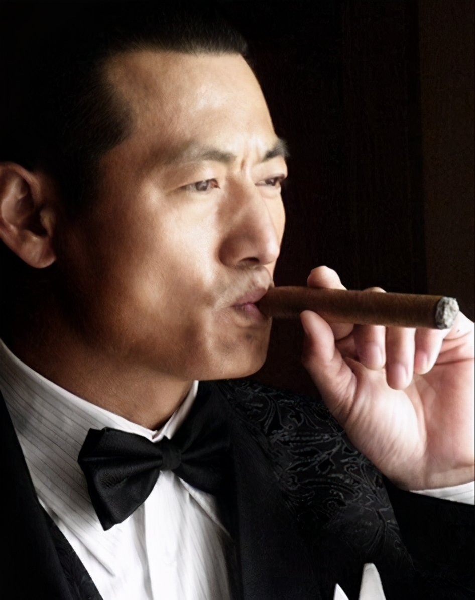 实力硬汉人气不火转行导演的范雨林妻子胜过初恋