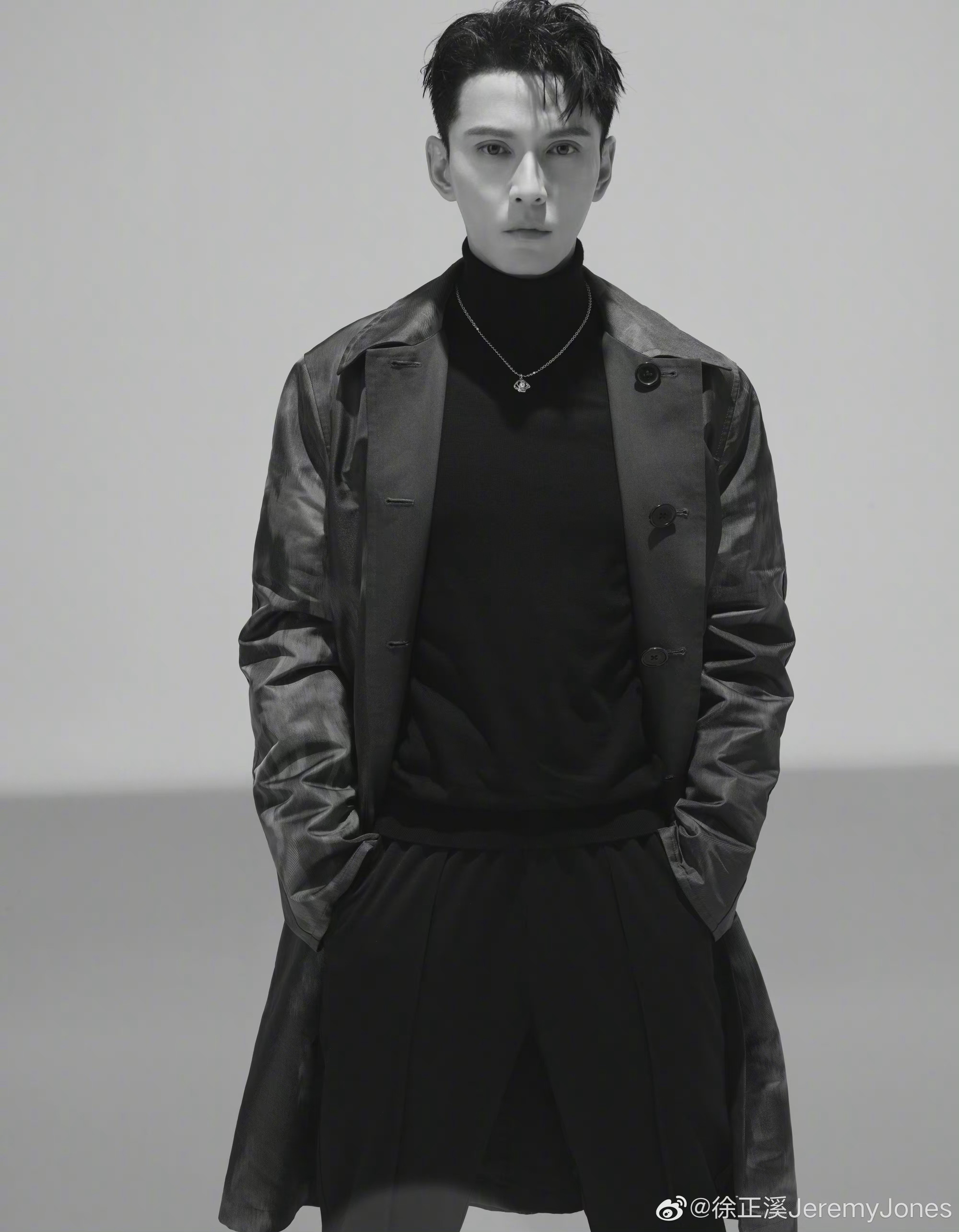 徐正溪最新黑白大片高领毛衣黑色皮衣梁翊大人气质好绝