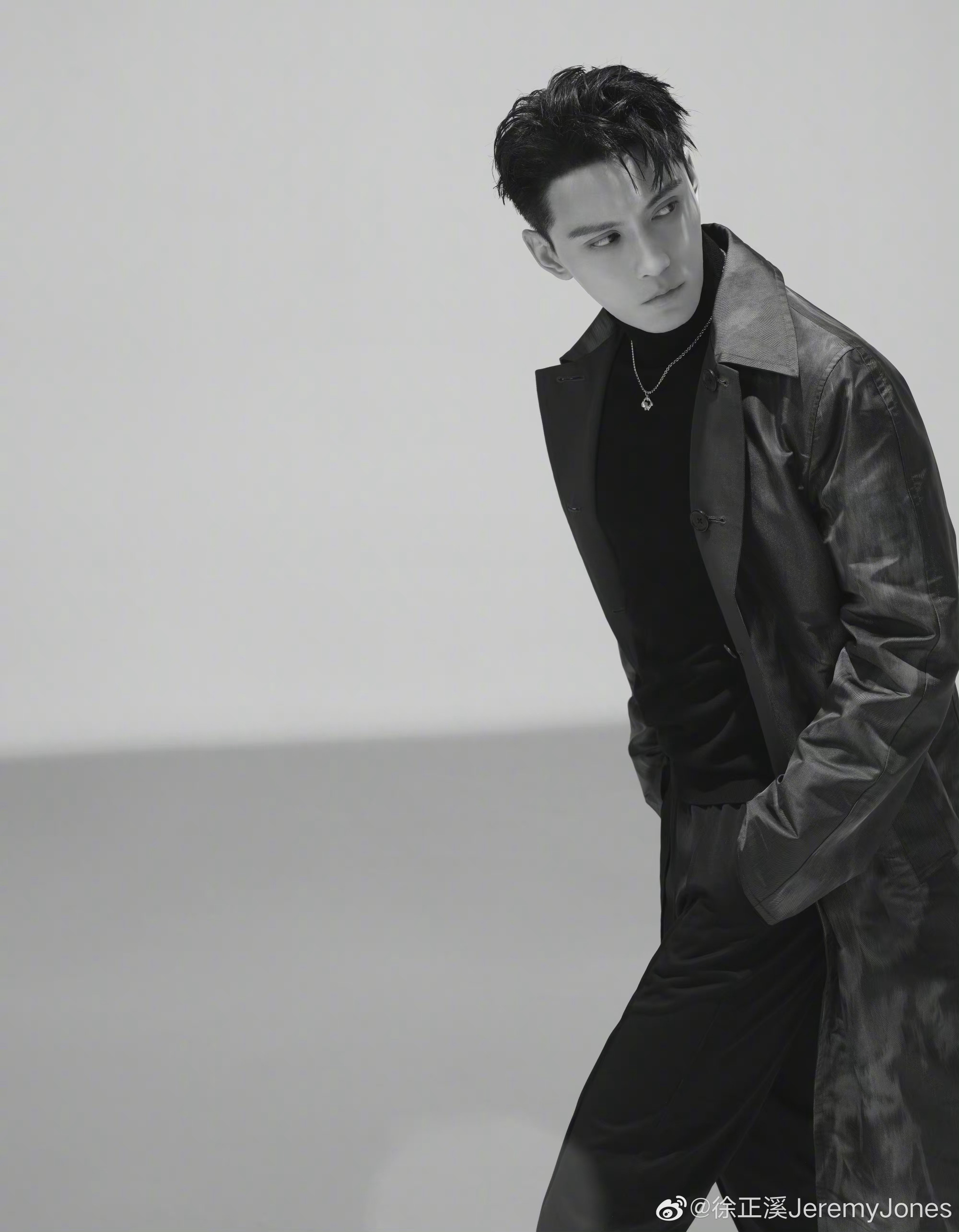 徐正溪最新黑白大片高领毛衣黑色皮衣梁翊大人气质好绝