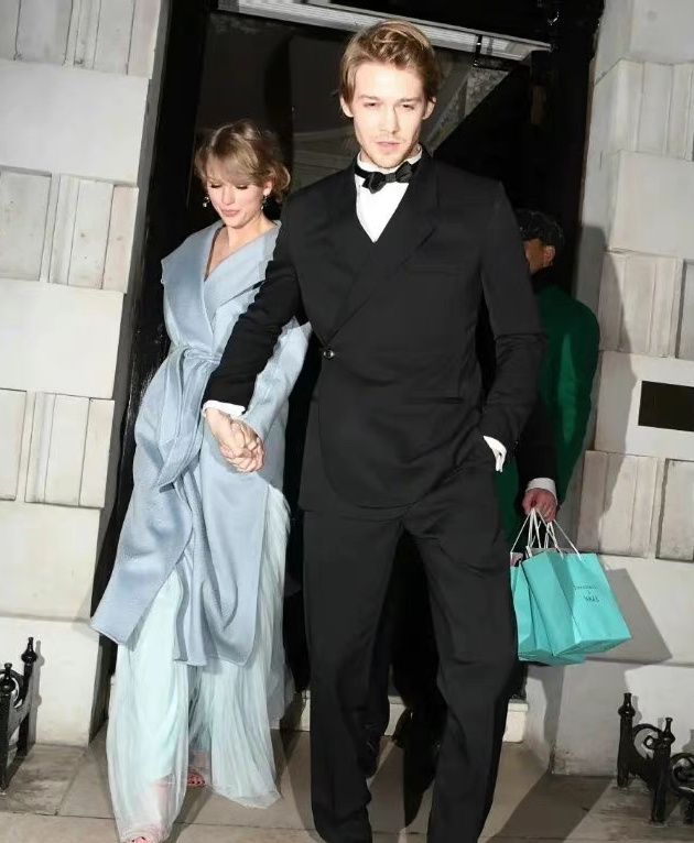 外媒曝霉霉taylorswift和joealwyn订婚相爱五年修成正果