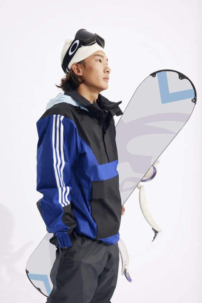 苏翊鸣和教练吃饭坐小孩那桌，今天过生日了，以后就是大人了？休闲区蓝鸢梦想 - Www.slyday.coM