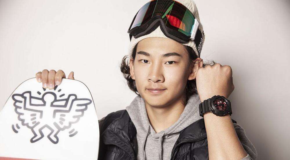 苏翊鸣和教练吃饭坐小孩那桌，今天过生日了，以后就是大人了？休闲区蓝鸢梦想 - Www.slyday.coM