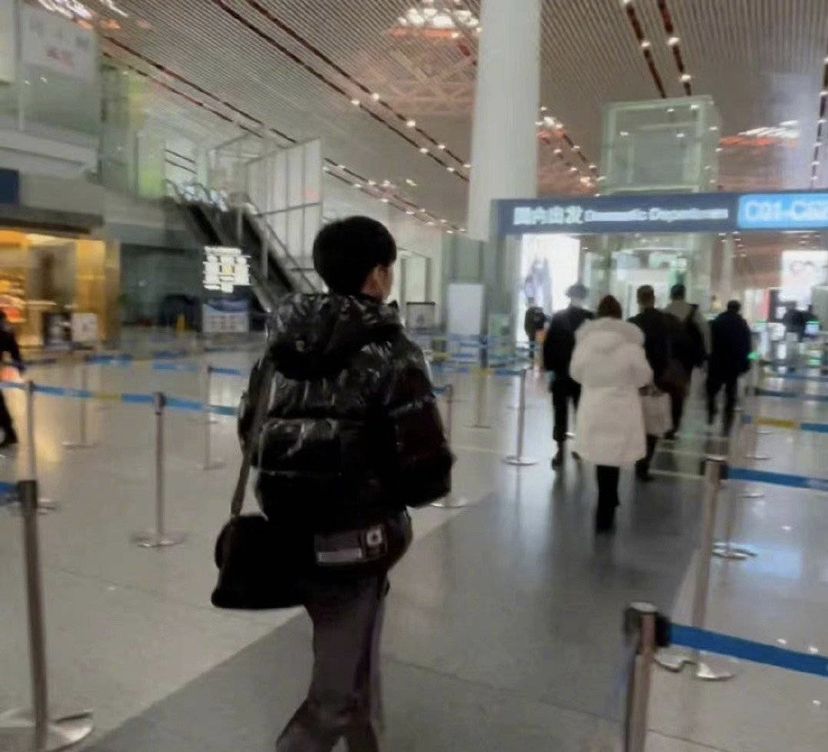 全网都在等他们回应恋情，焉栩嘉现身机场被追问，怒怼媒体闪开休闲区蓝鸢梦想 - Www.slyday.coM