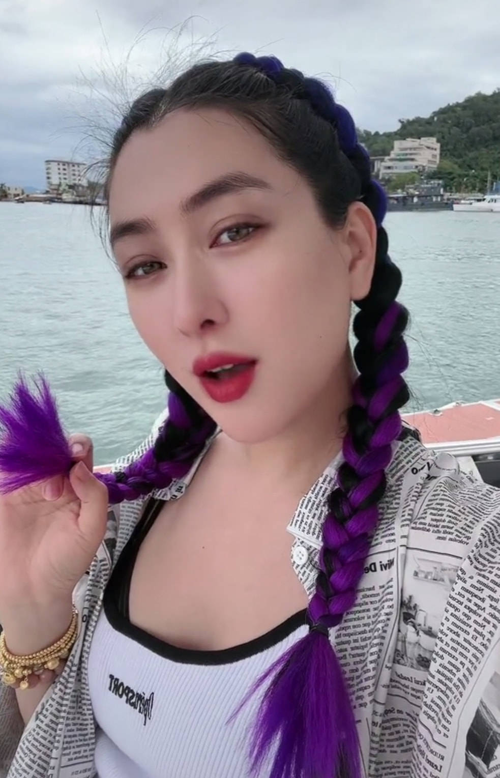 网友在三亚拍到马苏人很瘦但并不漂亮但41岁素颜算状态好的