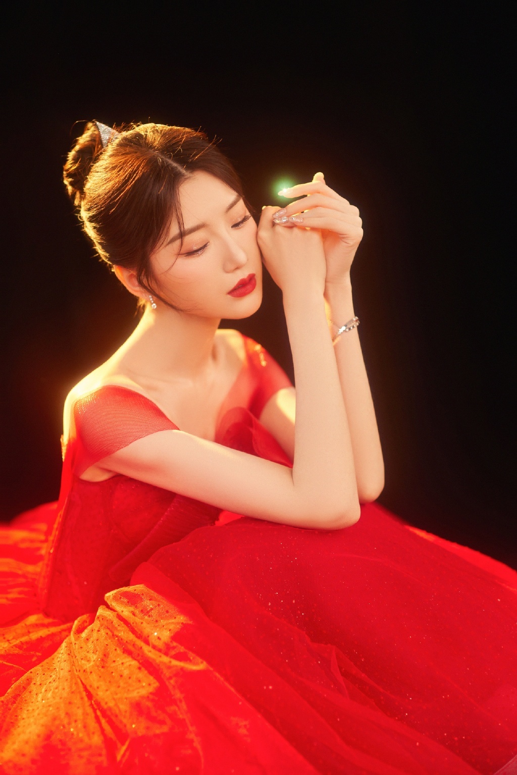 毛晓彤写真大片曝光 一袭红色纱裙明媚迷人|毛晓彤|写真大片_新浪新闻