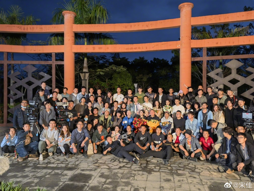 宋佳晒近照与角色告别 全黑LOOK对镜比V心情好休闲区蓝鸢梦想 - Www.slyday.coM