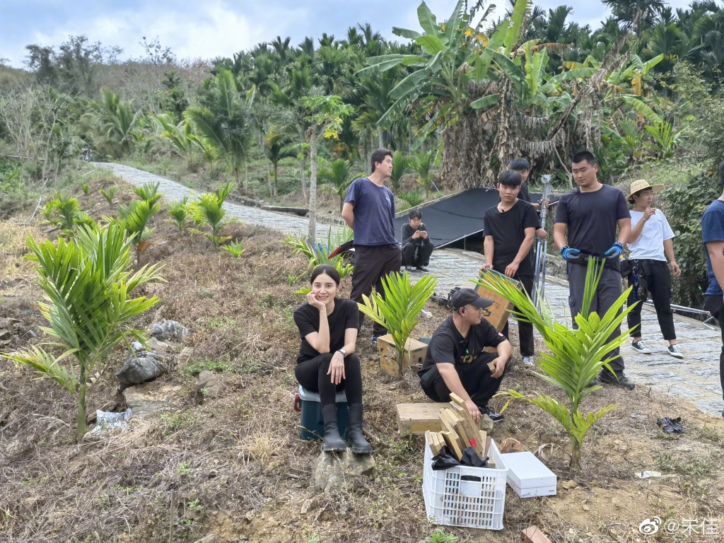 宋佳晒近照与角色告别 全黑LOOK对镜比V心情好休闲区蓝鸢梦想 - Www.slyday.coM