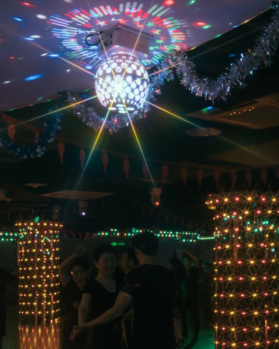 人到中年前脚迷恋舞厅后脚扎根公园