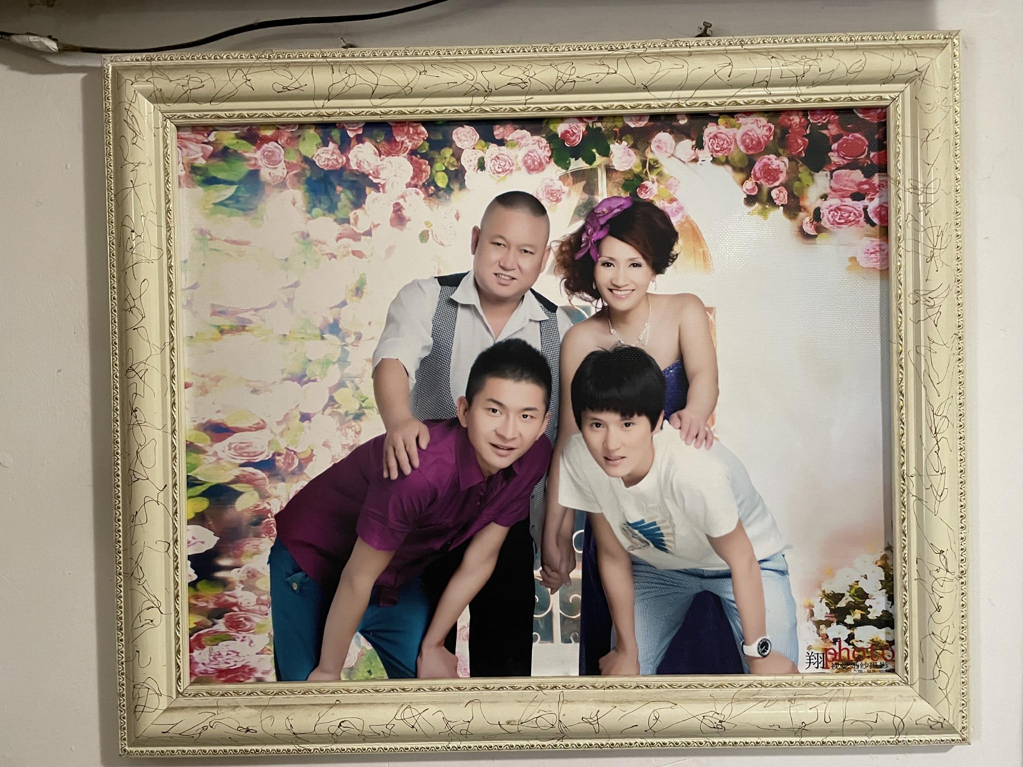 2月11日,王珊珊家里墙壁上挂着的全家福.新京报记者 周思雅 摄