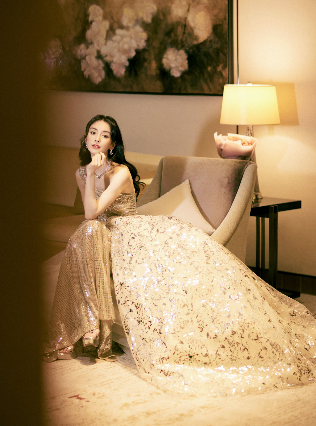 baby穿香槟色礼服长卷发披肩气质优雅