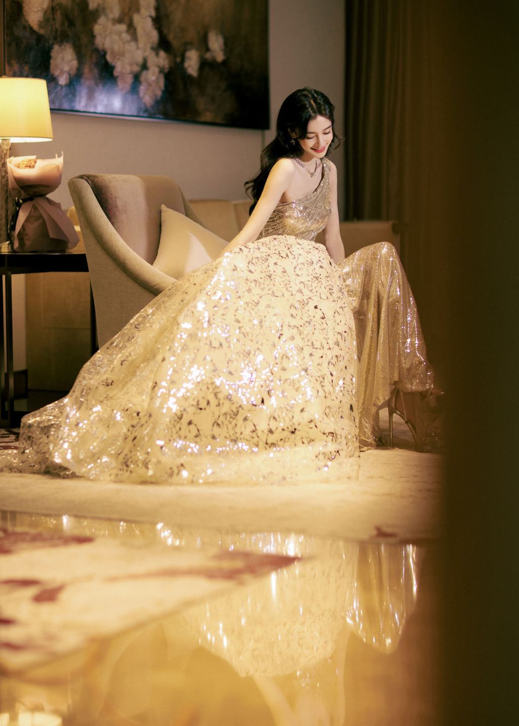 baby穿香槟色礼服长卷发披肩气质优雅