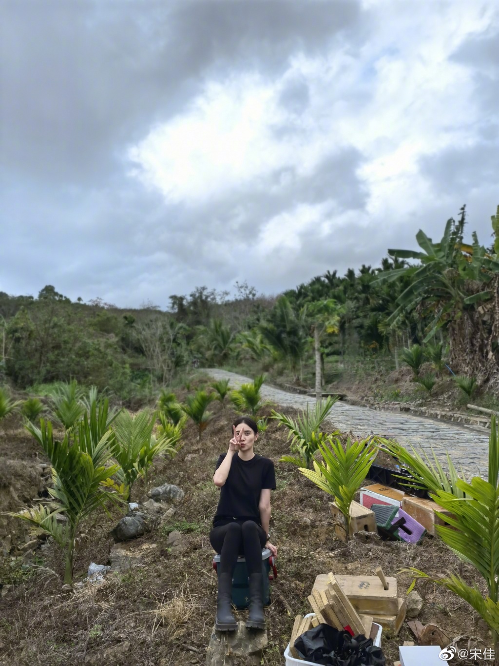 宋佳晒近照与角色告别 全黑LOOK对镜比V心情好休闲区蓝鸢梦想 - Www.slyday.coM