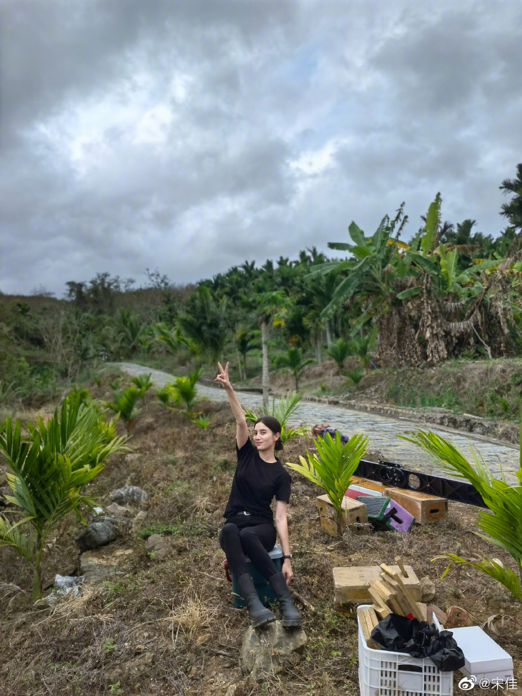 宋佳晒近照与角色告别 全黑LOOK对镜比V心情好休闲区蓝鸢梦想 - Www.slyday.coM