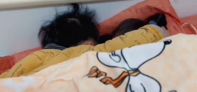 田静下夜班叫孩子起床,目睹奇奇“偷亲”姐姐,惨被悦悦下逐客令休闲区蓝鸢梦想 - Www.slyday.coM 田静下夜班叫孩子起床,目睹奇奇“偷亲”姐姐,惨被悦悦下逐客令休闲区蓝鸢梦想 - Www.slyday.coM