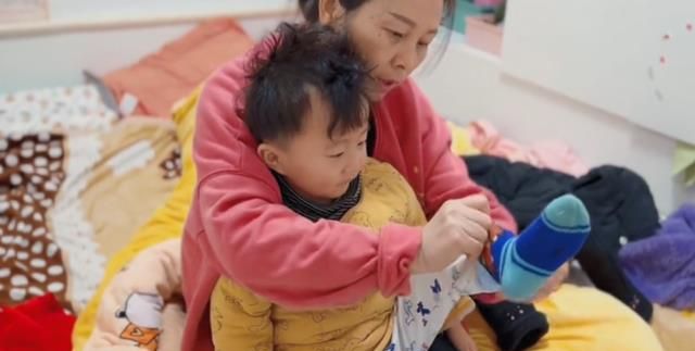 田静下夜班叫孩子起床,目睹奇奇“偷亲”姐姐,惨被悦悦下逐客令休闲区蓝鸢梦想 - Www.slyday.coM 田静下夜班叫孩子起床,目睹奇奇“偷亲”姐姐,惨被悦悦下逐客令休闲区蓝鸢梦想 - Www.slyday.coM