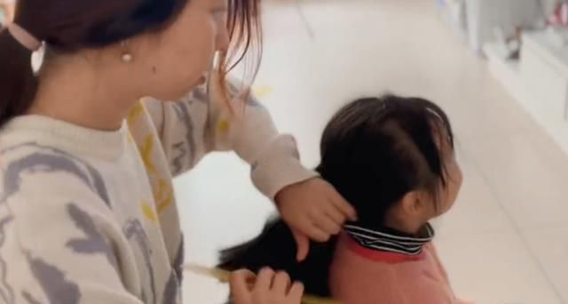 田静下夜班叫孩子起床,目睹奇奇“偷亲”姐姐,惨被悦悦下逐客令休闲区蓝鸢梦想 - Www.slyday.coM 田静下夜班叫孩子起床,目睹奇奇“偷亲”姐姐,惨被悦悦下逐客令休闲区蓝鸢梦想 - Www.slyday.coM