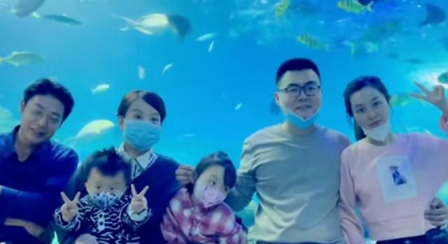 田静下夜班叫孩子起床,目睹奇奇“偷亲”姐姐,惨被悦悦下逐客令休闲区蓝鸢梦想 - Www.slyday.coM 田静下夜班叫孩子起床,目睹奇奇“偷亲”姐姐,惨被悦悦下逐客令休闲区蓝鸢梦想 - Www.slyday.coM