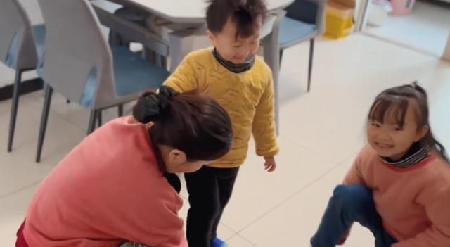 田静下夜班叫孩子起床,目睹奇奇“偷亲”姐姐,惨被悦悦下逐客令休闲区蓝鸢梦想 - Www.slyday.coM 田静下夜班叫孩子起床,目睹奇奇“偷亲”姐姐,惨被悦悦下逐客令休闲区蓝鸢梦想 - Www.slyday.coM