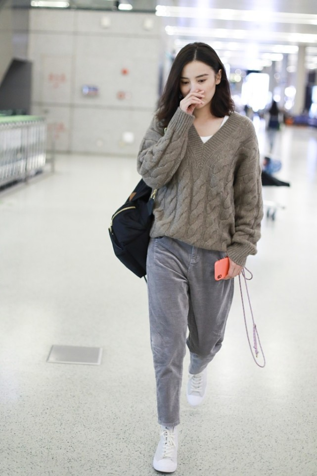 宋佳的私服真挺低调的毛衣色彩款式都不出彩可穿着还挺好看的