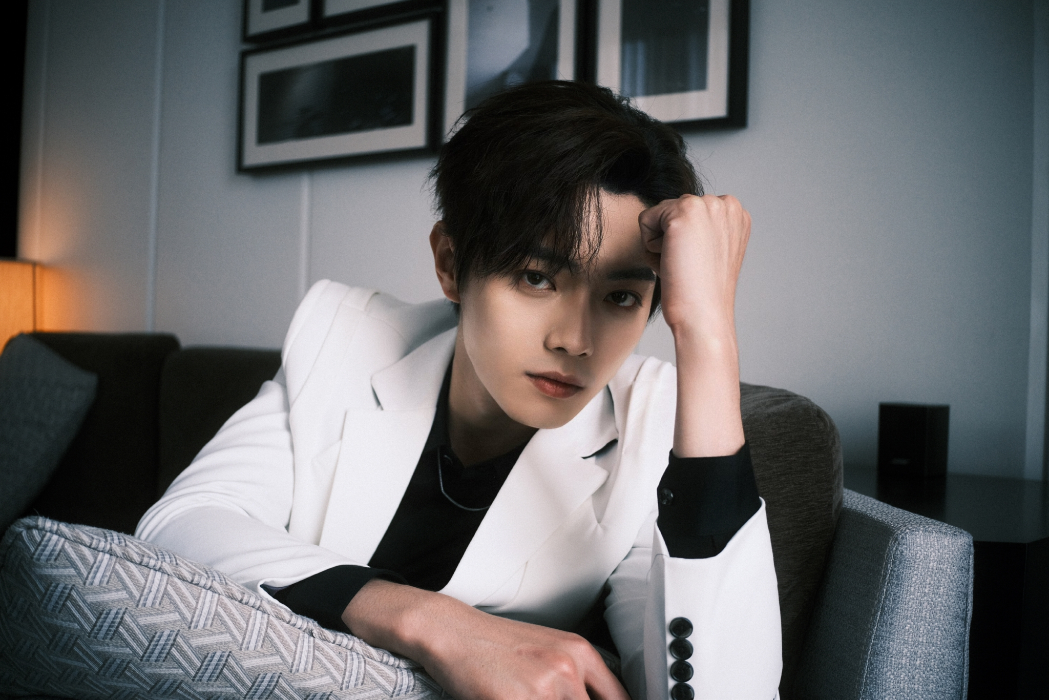 许凯最新造型大片白西装造型帅气满满