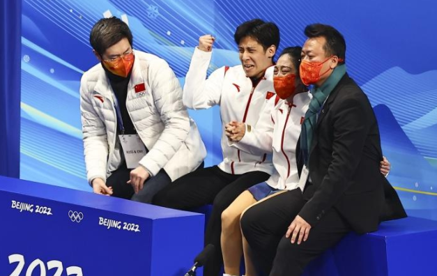 双人滑颁奖！韩聪搂着隋文静上下台，两人相挂金牌，隋文静又哭了休闲区蓝鸢梦想 - Www.slyday.coM