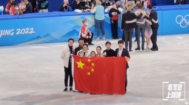 暖心!韩聪把金牌给了赵宏博 隋文静把花献给了申雪休闲区蓝鸢梦想 - Www.slyday.coM 暖心!韩聪把金牌给了赵宏博 隋文静把花献给了申雪休闲区蓝鸢梦想 - Www.slyday.coM