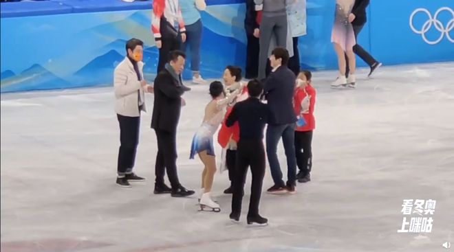 暖心!韩聪把金牌给了赵宏博 隋文静把花献给了申雪休闲区蓝鸢梦想 - Www.slyday.coM 暖心!韩聪把金牌给了赵宏博 隋文静把花献给了申雪休闲区蓝鸢梦想 - Www.slyday.coM