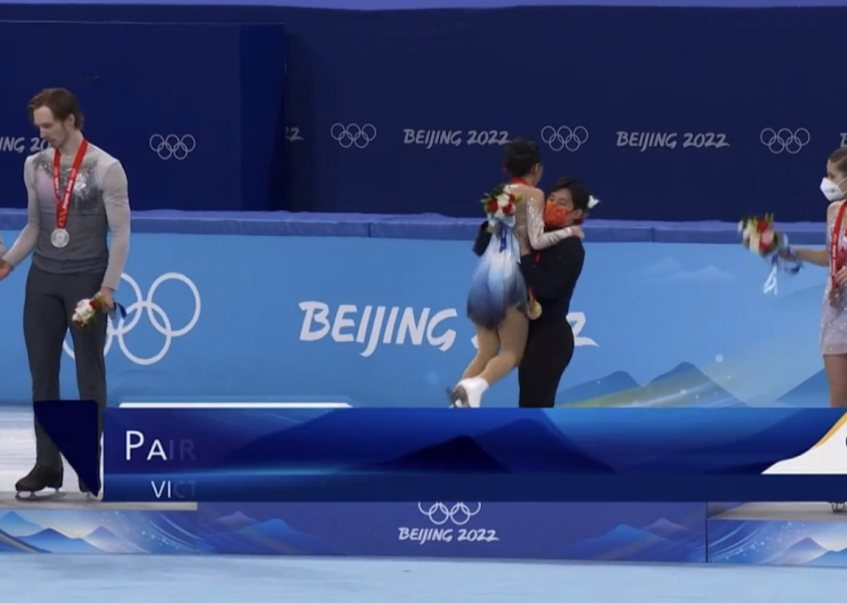 双人滑颁奖！韩聪搂着隋文静上下台，两人相挂金牌，隋文静又哭了休闲区蓝鸢梦想 - Www.slyday.coM