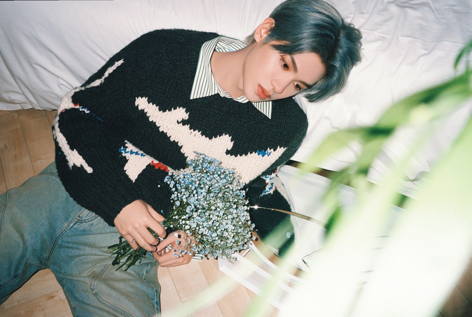 黄明昊jjjustin0219生日写真释出携一束满天星