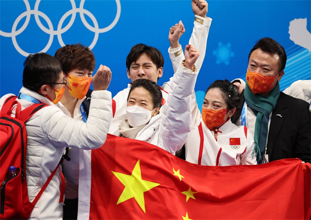 赵宏博入戏太逗！戴着韩聪金牌合影完忘摘，隋文静感恩把花送申雪休闲区蓝鸢梦想 - Www.slyday.coM