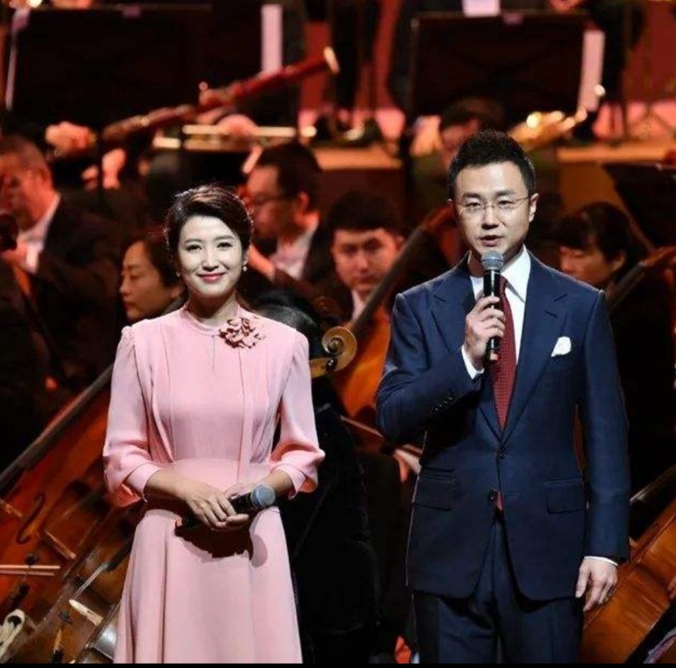 央视主播刚强与老婆合作,眼里都是爱意,春妮为他放弃17年丁克|春妮