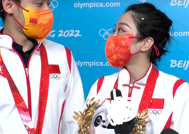 赵宏博入戏太逗！戴着韩聪金牌合影完忘摘，隋文静感恩把花送申雪休闲区蓝鸢梦想 - Www.slyday.coM