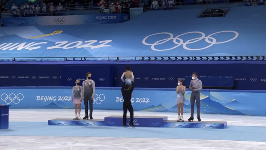 双人滑颁奖！韩聪搂着隋文静上下台，两人相挂金牌，隋文静又哭了休闲区蓝鸢梦想 - Www.slyday.coM