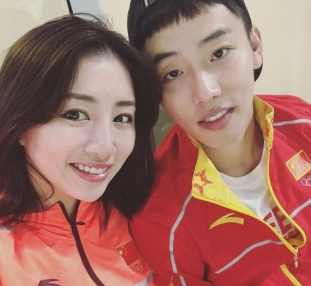 而他的妻子周捷是体操女神,拥有出众的外形条件,和邹凯站一起,简直就