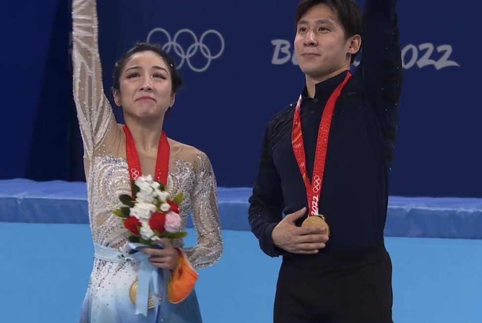 双人滑颁奖！韩聪搂着隋文静上下台，两人相挂金牌，隋文静又哭了休闲区蓝鸢梦想 - Www.slyday.coM