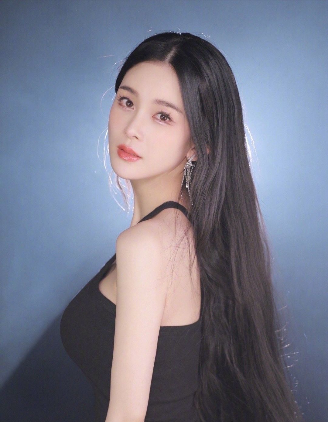 赵韩樱子好像变样了穿裸色薄纱裙也更温柔了看着好清纯