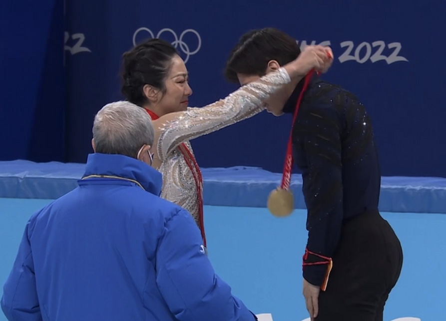 双人滑颁奖！韩聪搂着隋文静上下台，两人相挂金牌，隋文静又哭了休闲区蓝鸢梦想 - Www.slyday.coM