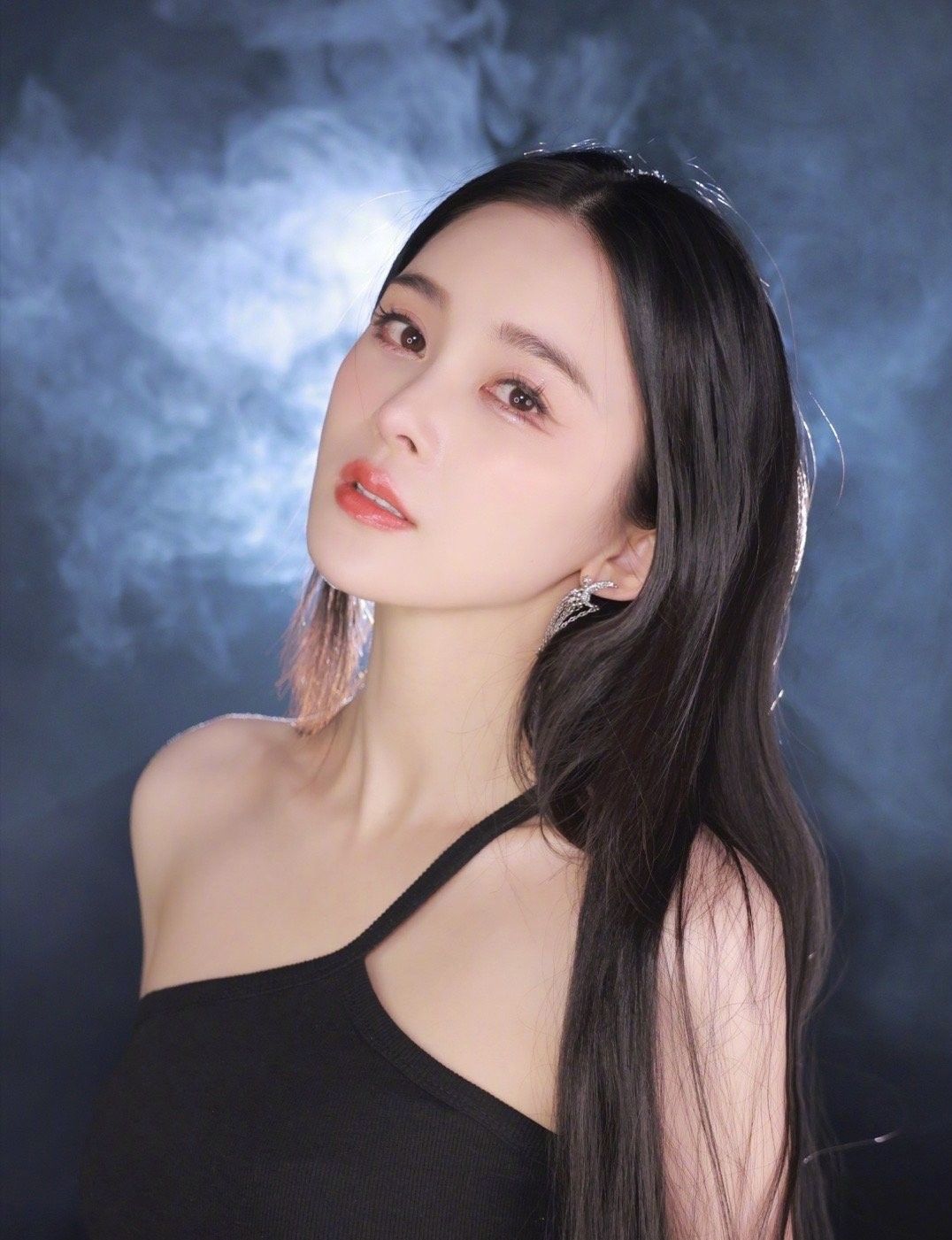 赵韩樱子好像变样了穿裸色薄纱裙也更温柔了看着好清纯